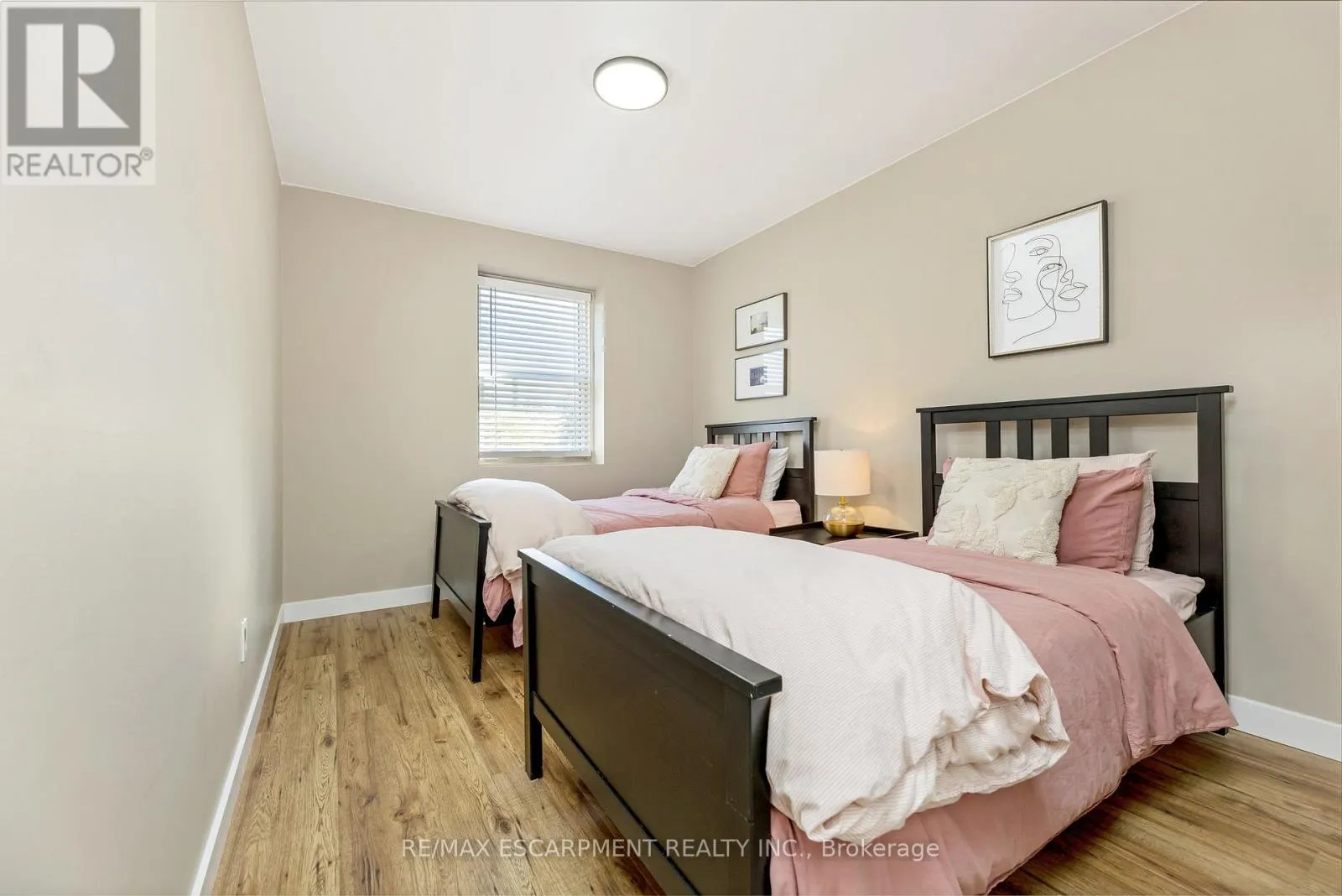 16 - 235 BRONTE STREET S