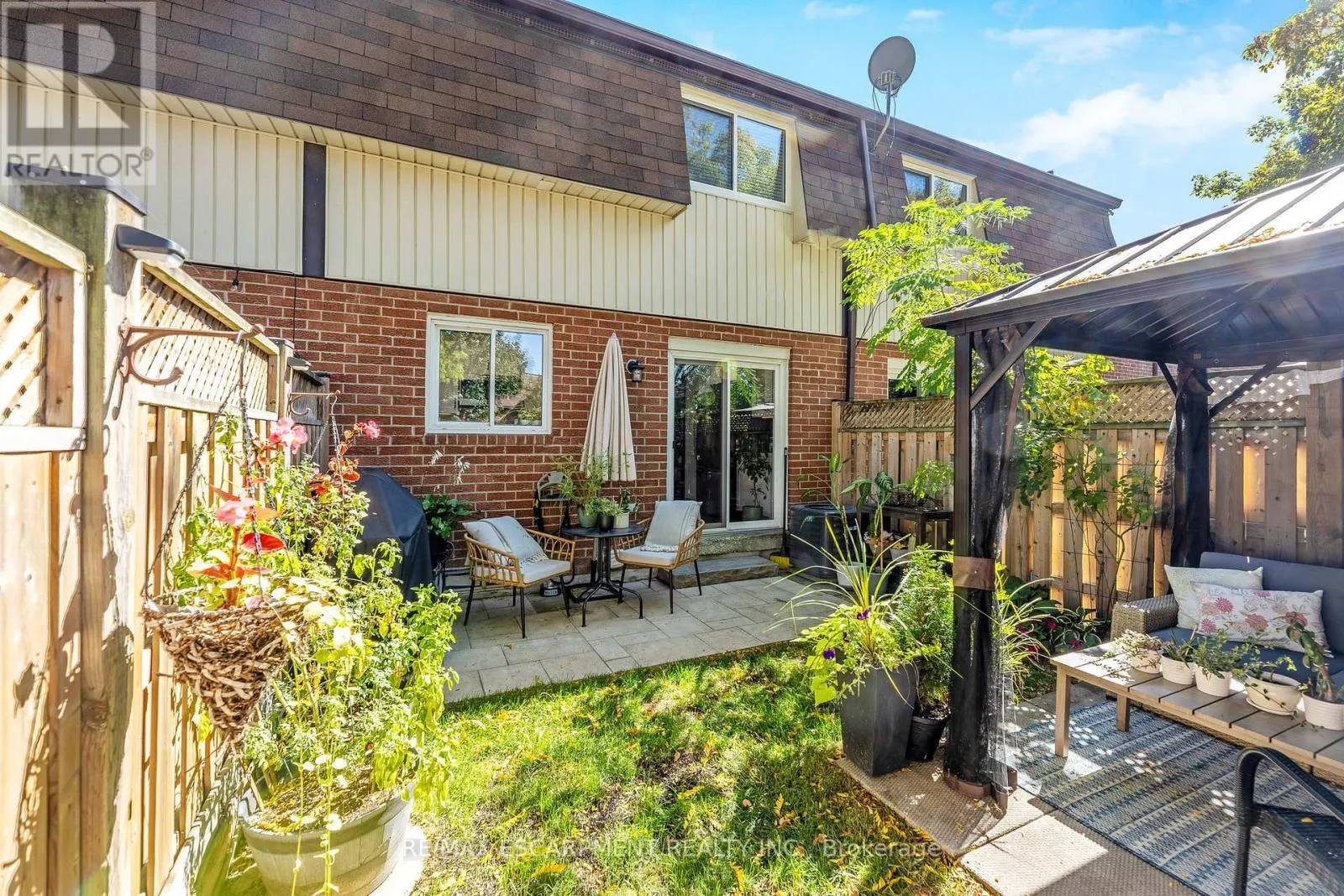 16 - 235 BRONTE STREET S