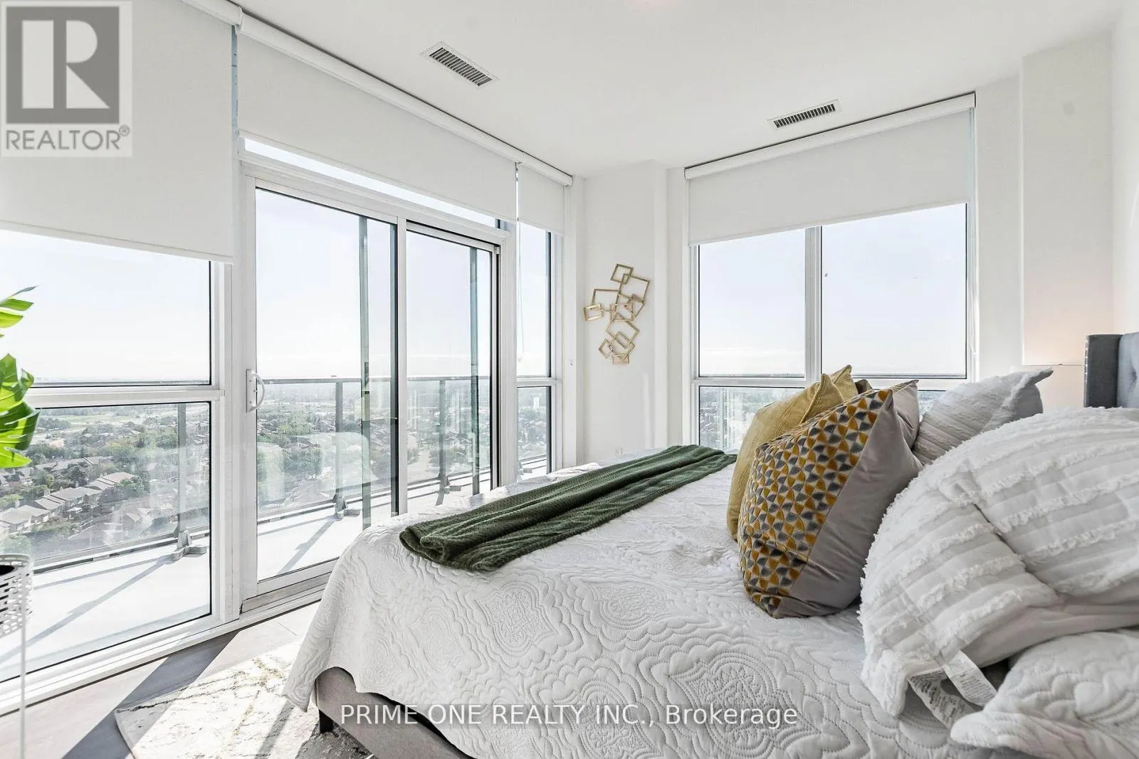 PH 04 - 4699 GLEN ERIN DRIVE
