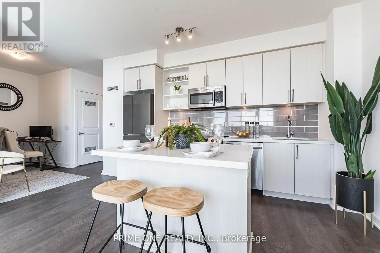 PH 04 - 4699 GLEN ERIN DRIVE