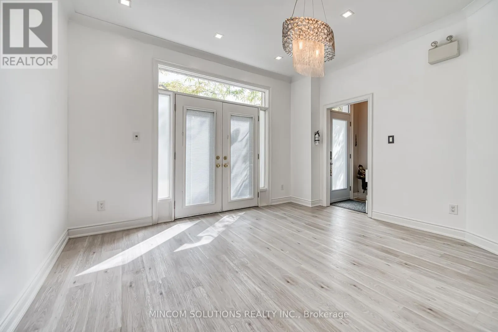 194 LAKESHORE ROAD W