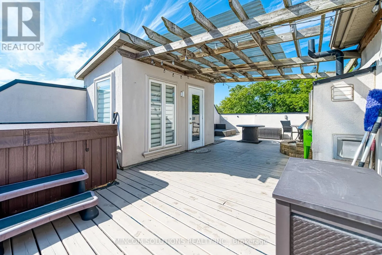 194 LAKESHORE ROAD W