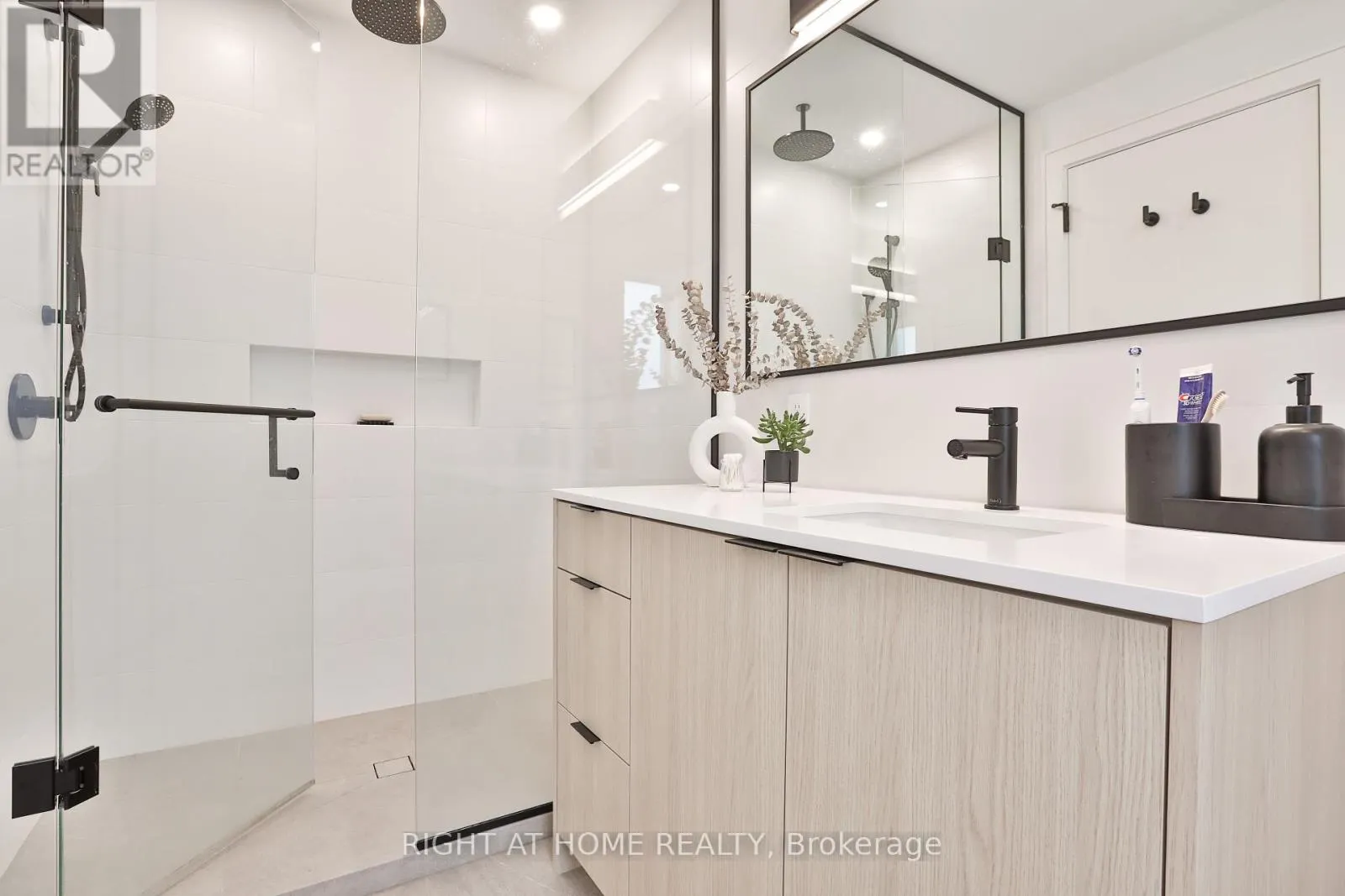 LANEWAY HOUSE - 28 SALEM AVENUE