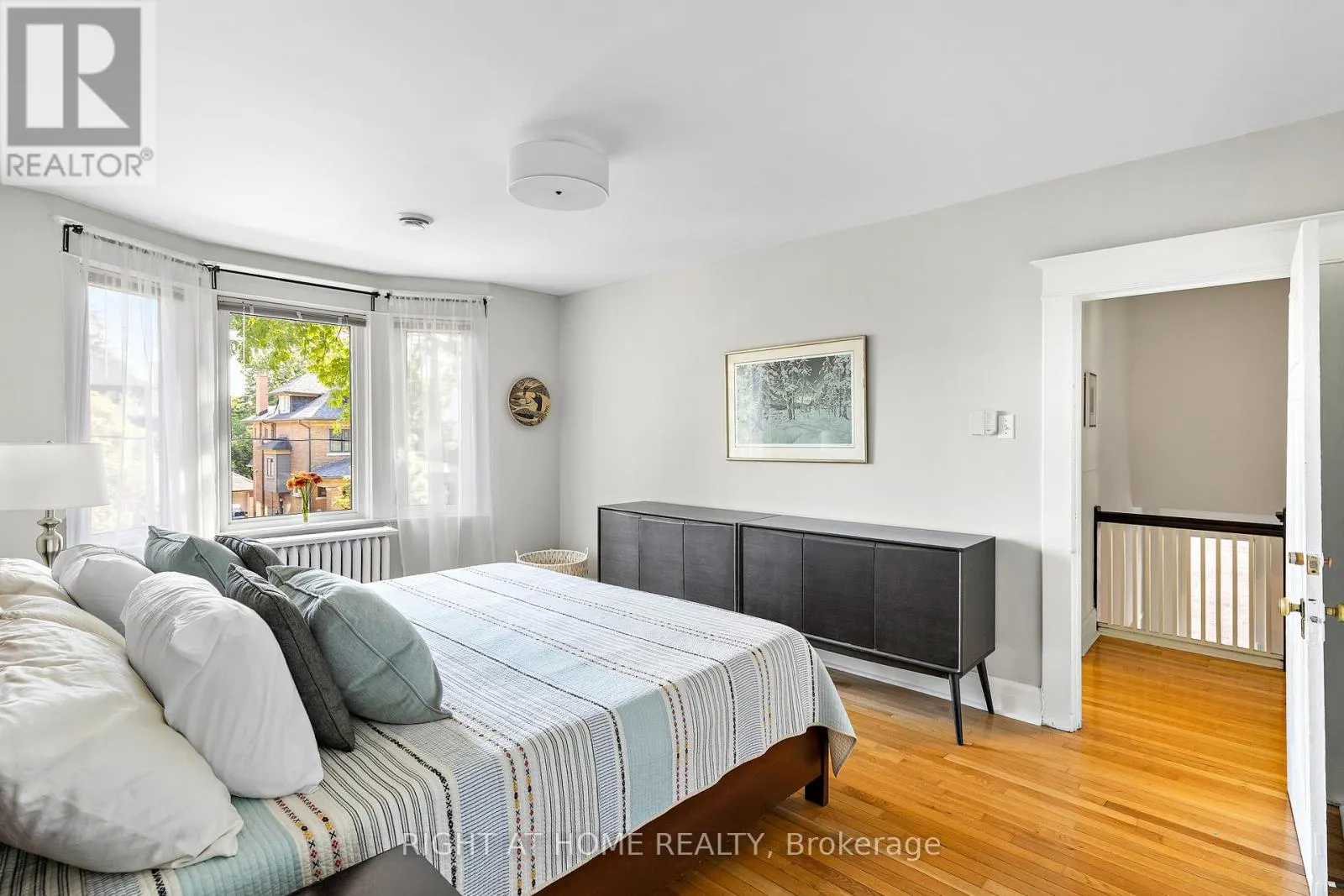 6 LAUDER AVENUE