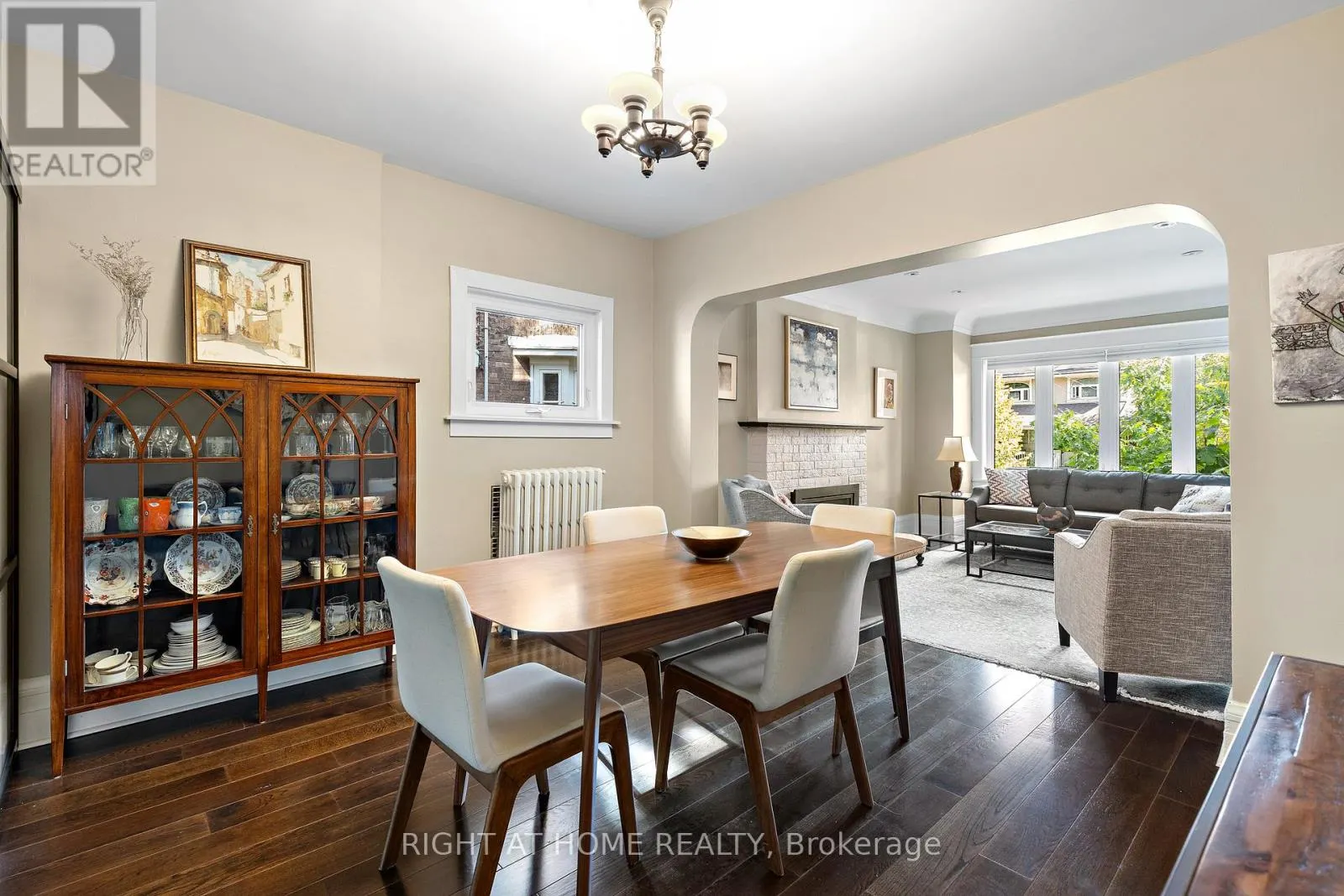 6 LAUDER AVENUE
