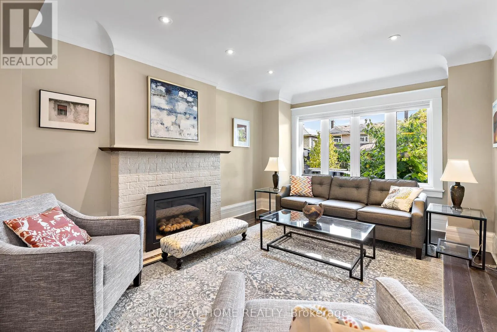 6 LAUDER AVENUE