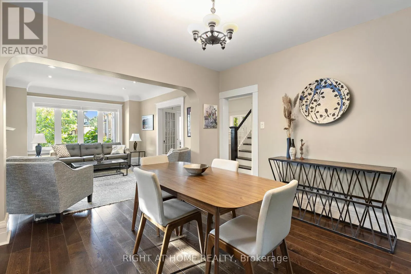 6 LAUDER AVENUE