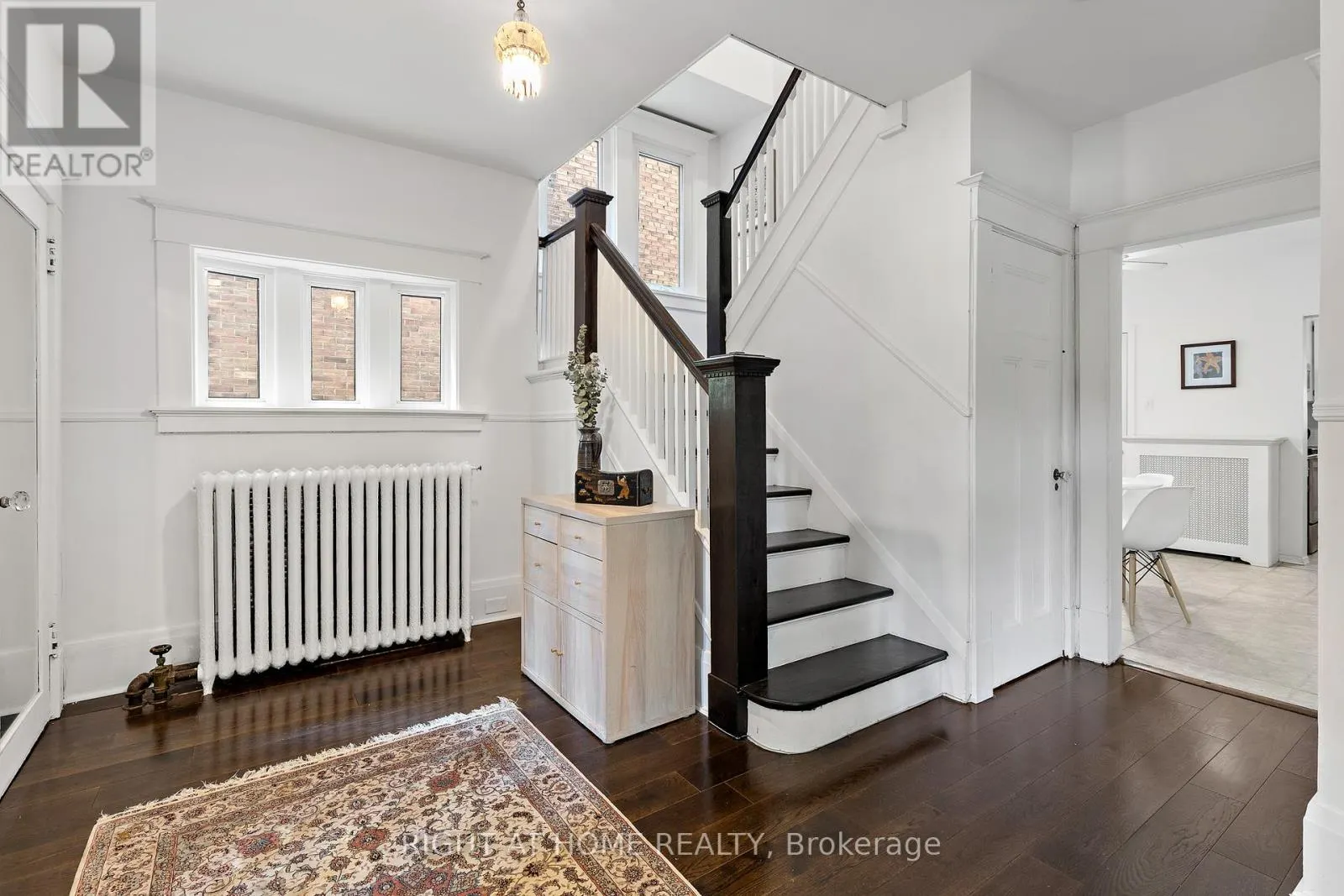 6 LAUDER AVENUE