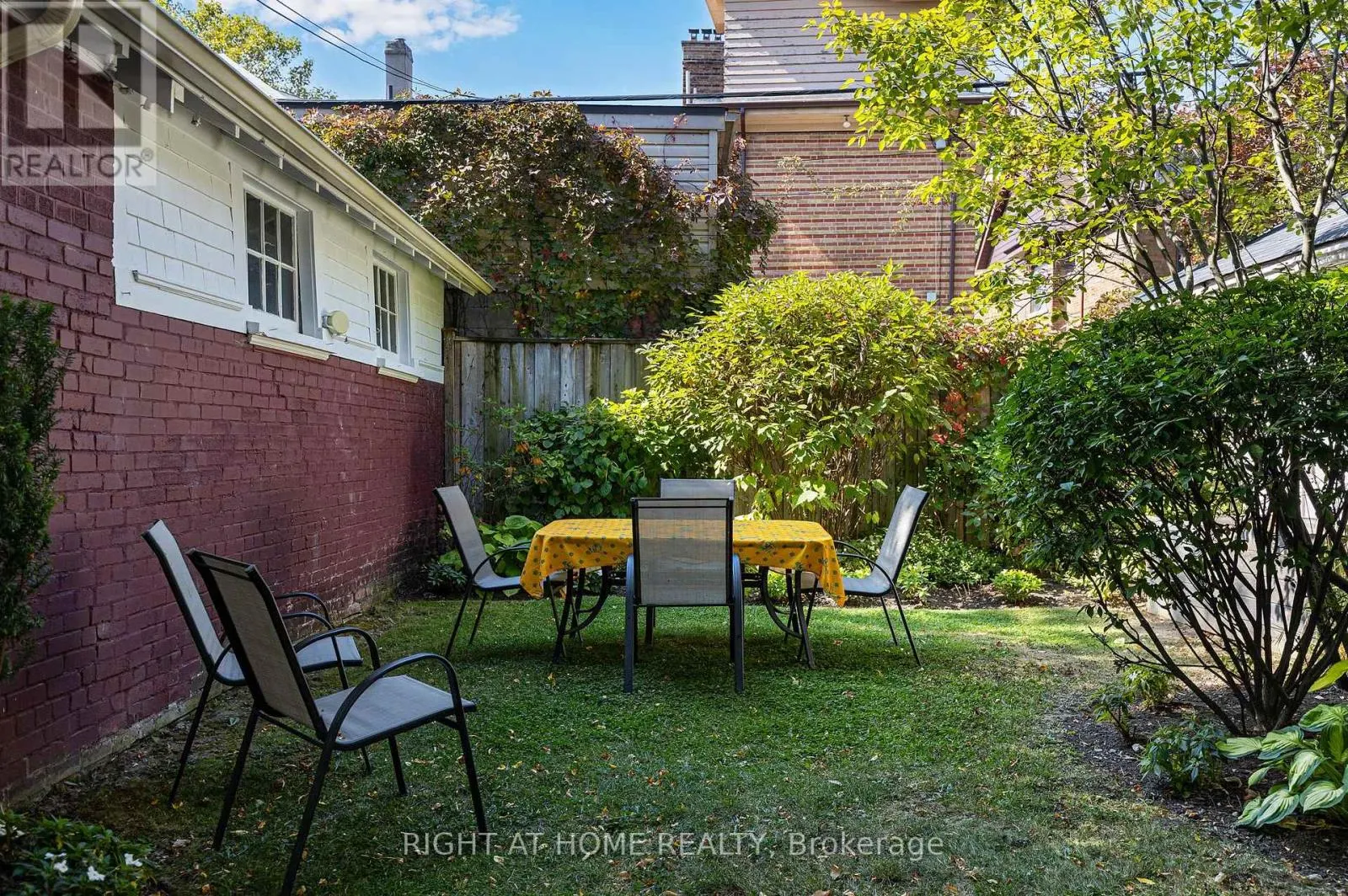 6 LAUDER AVENUE