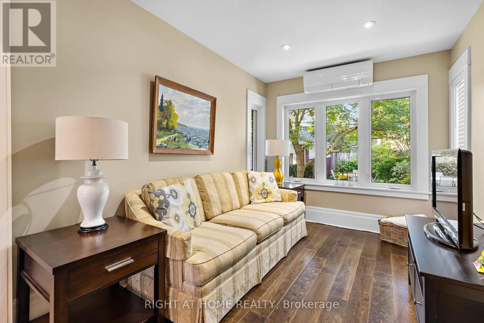 6 LAUDER AVENUE