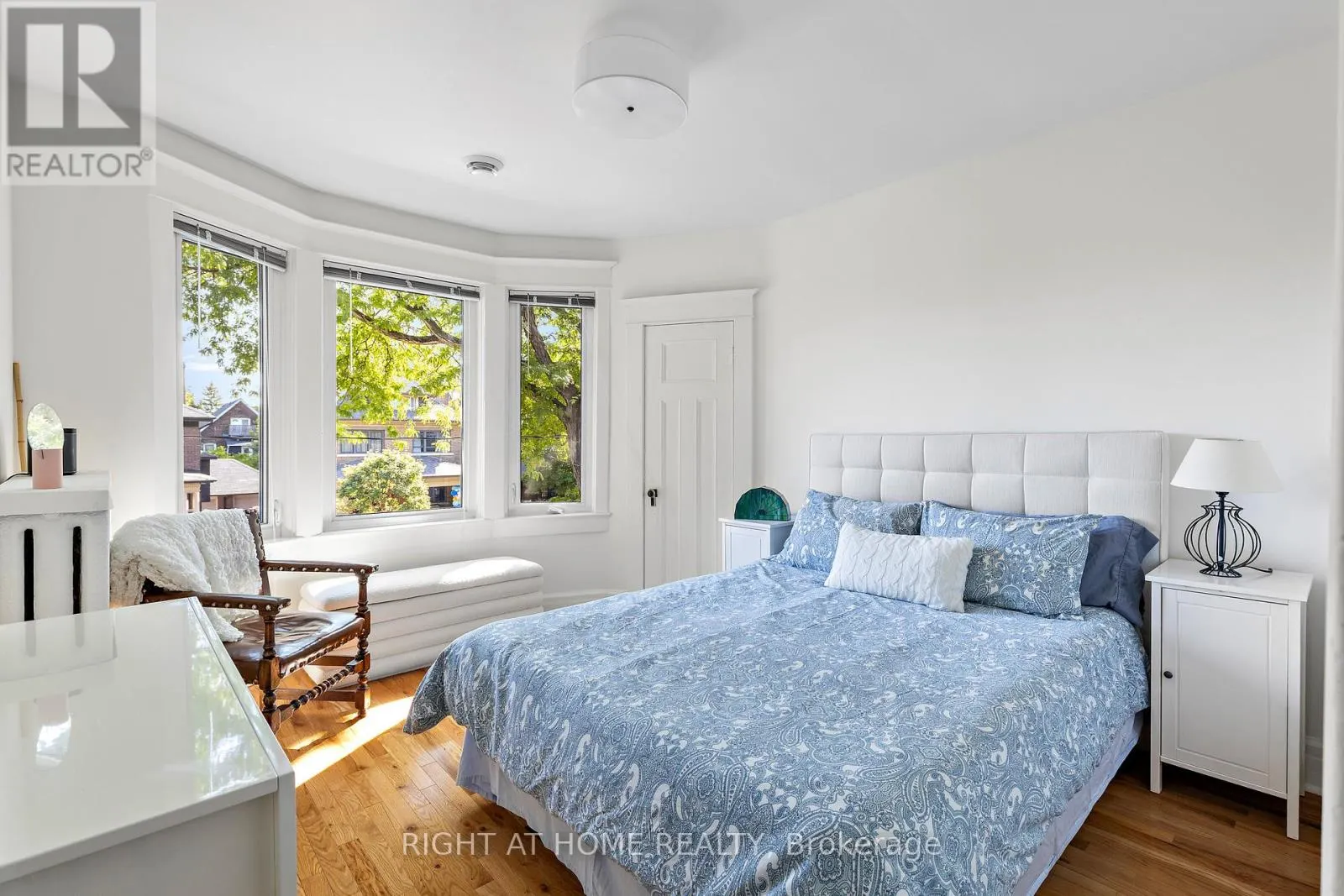 6 LAUDER AVENUE