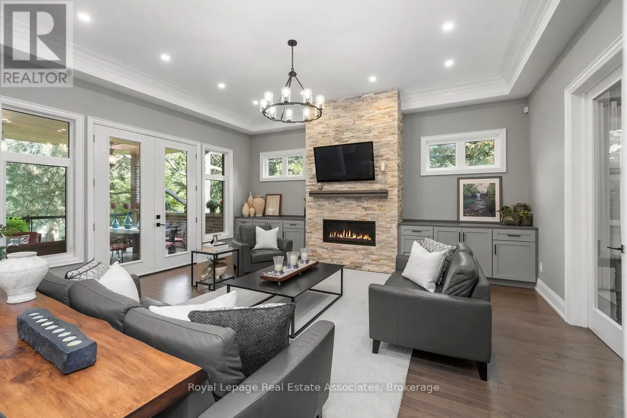 1285 MINEOLA GARDENS