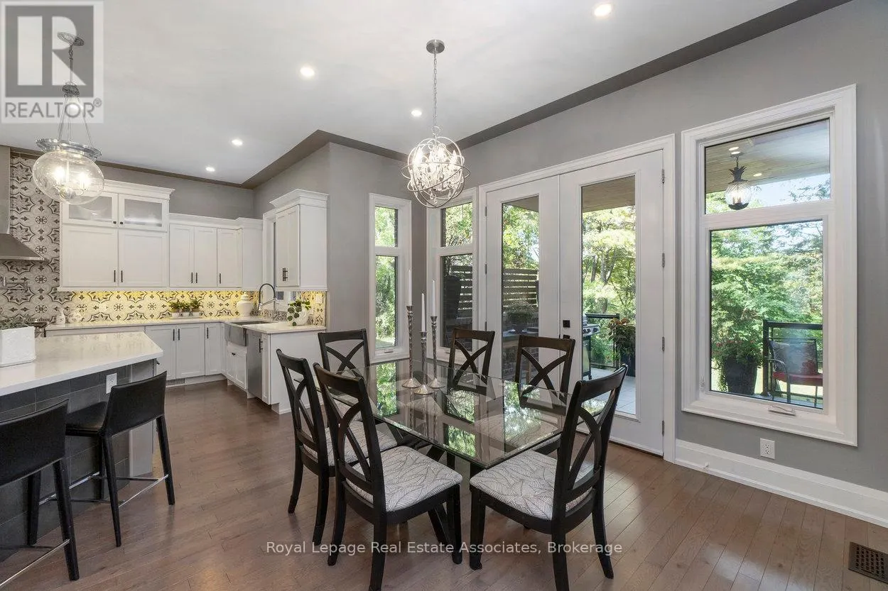 1285 MINEOLA GARDENS
