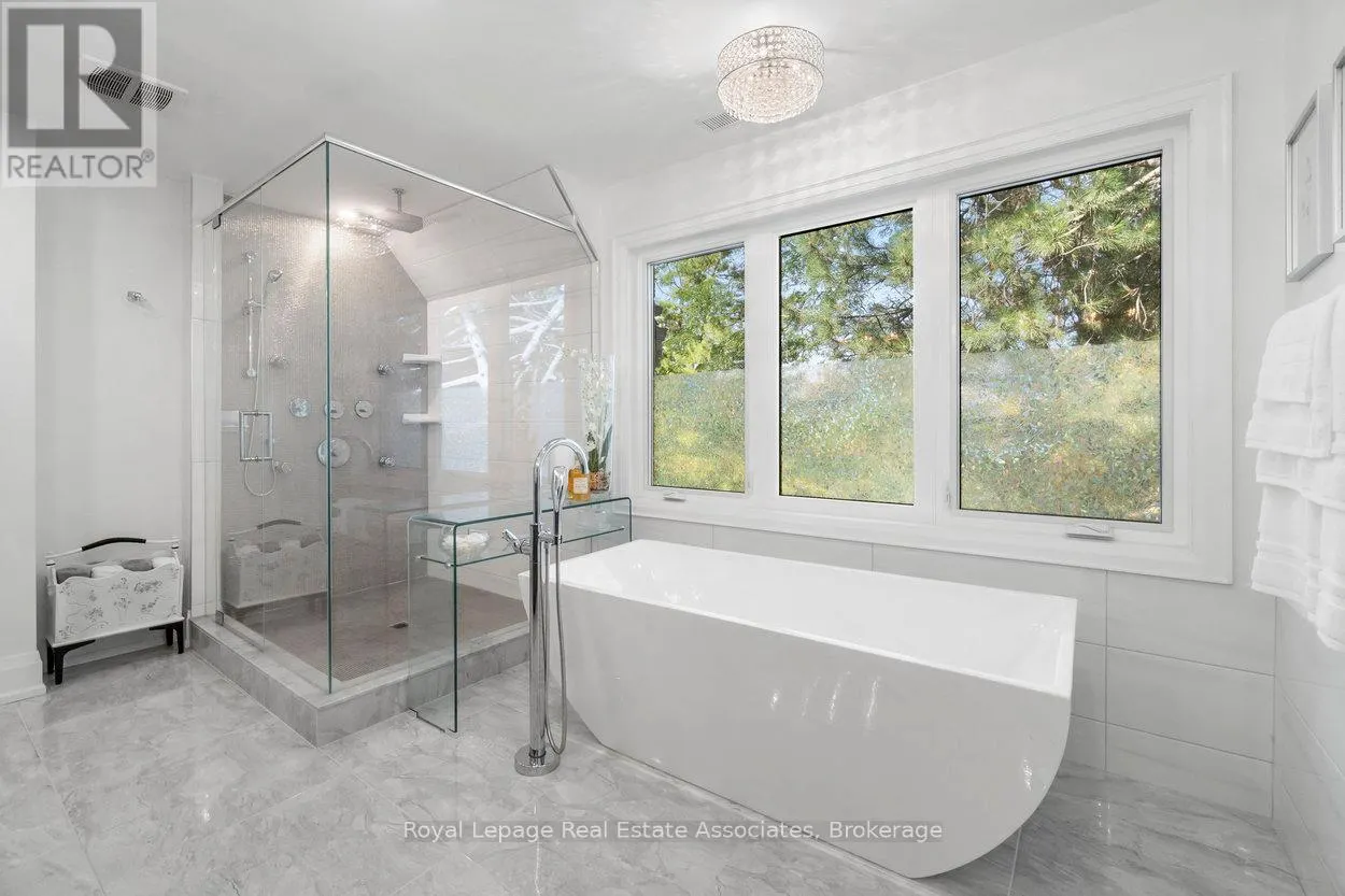 1285 MINEOLA GARDENS