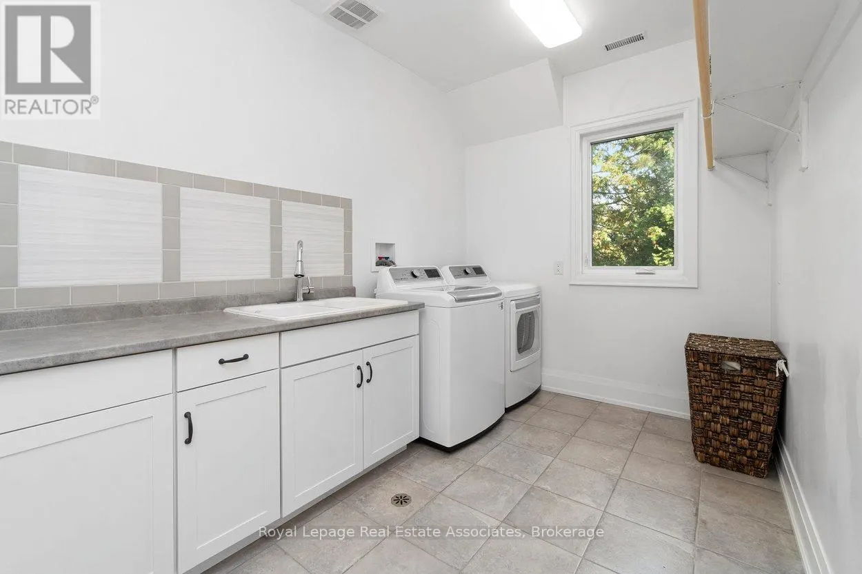 1285 MINEOLA GARDENS