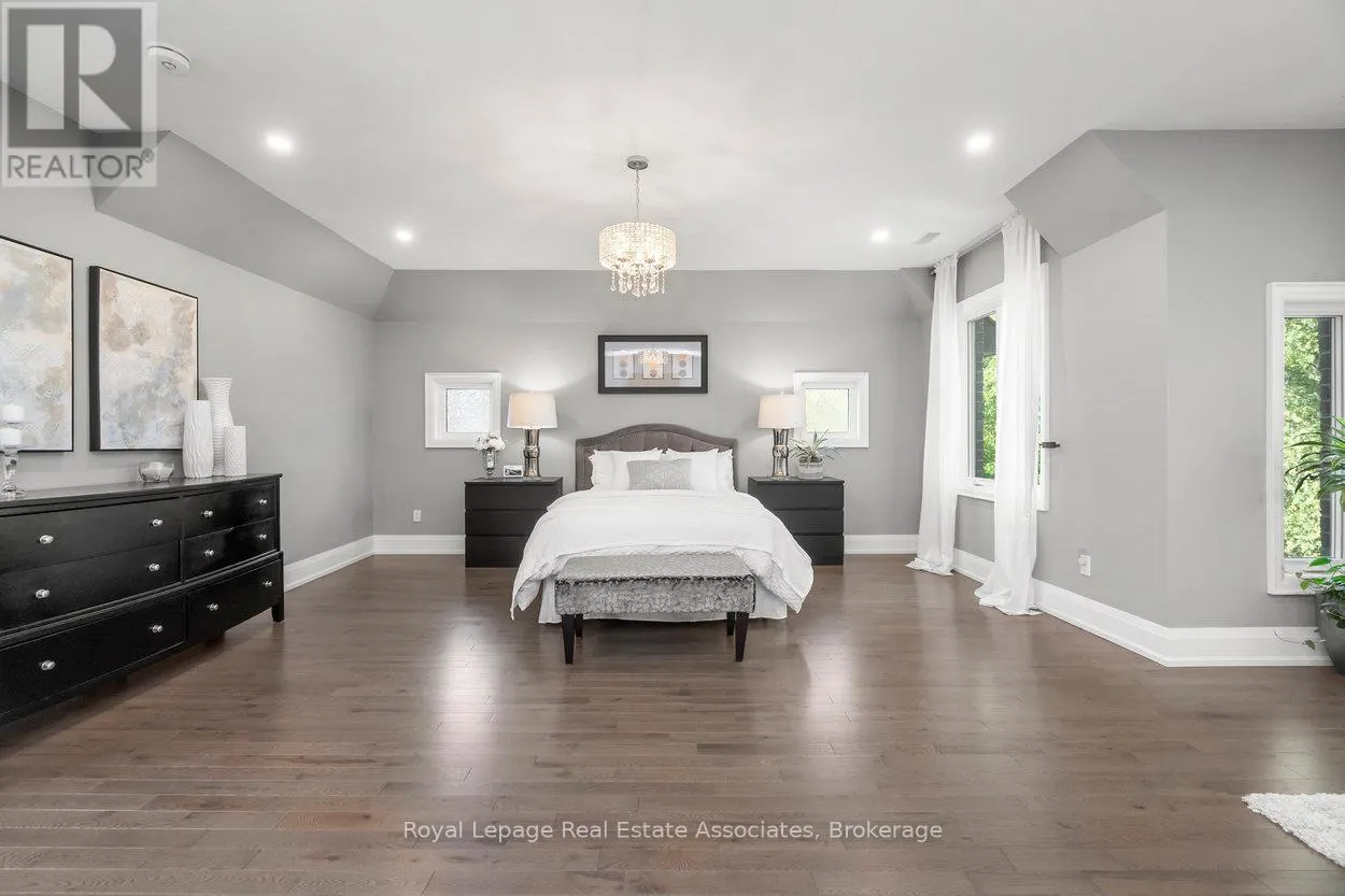 1285 MINEOLA GARDENS