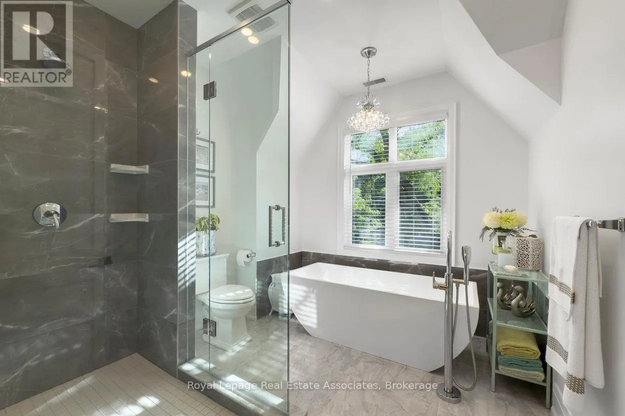 1285 MINEOLA GARDENS