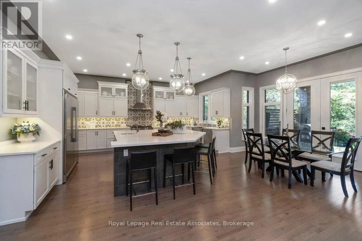 1285 MINEOLA GARDENS