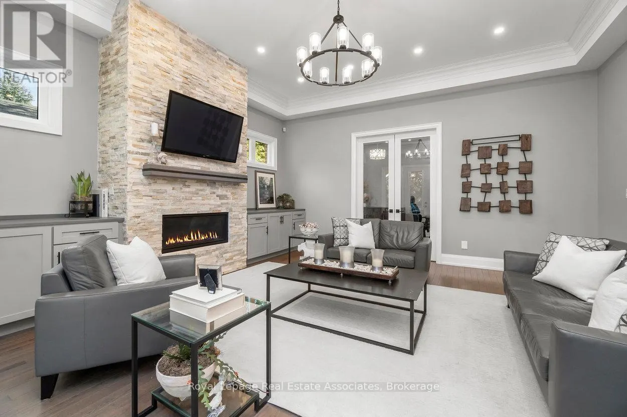 1285 MINEOLA GARDENS