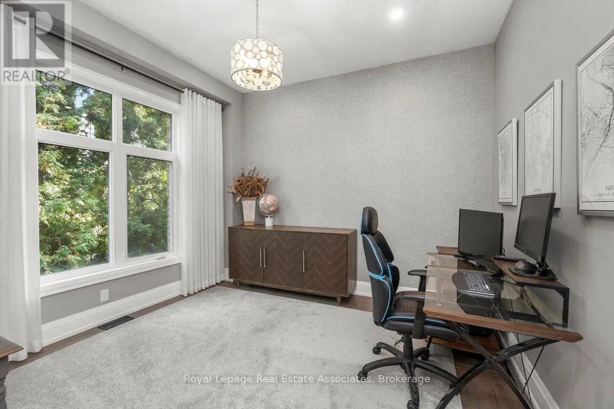 1285 MINEOLA GARDENS