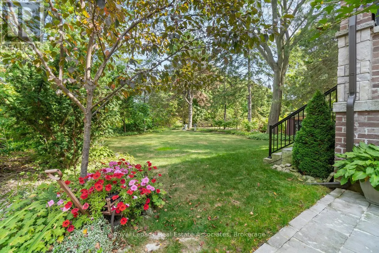 1285 MINEOLA GARDENS