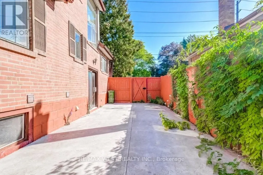 1302 KIPLING AVENUE