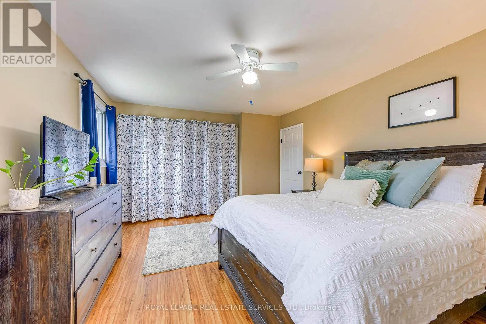 4 - 1294 GUELPH LINE