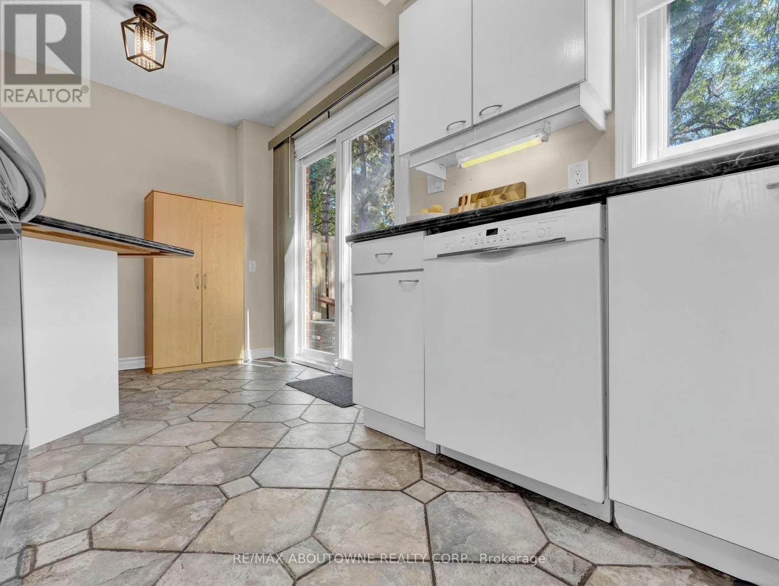3 - 371 BRONTE STREET S