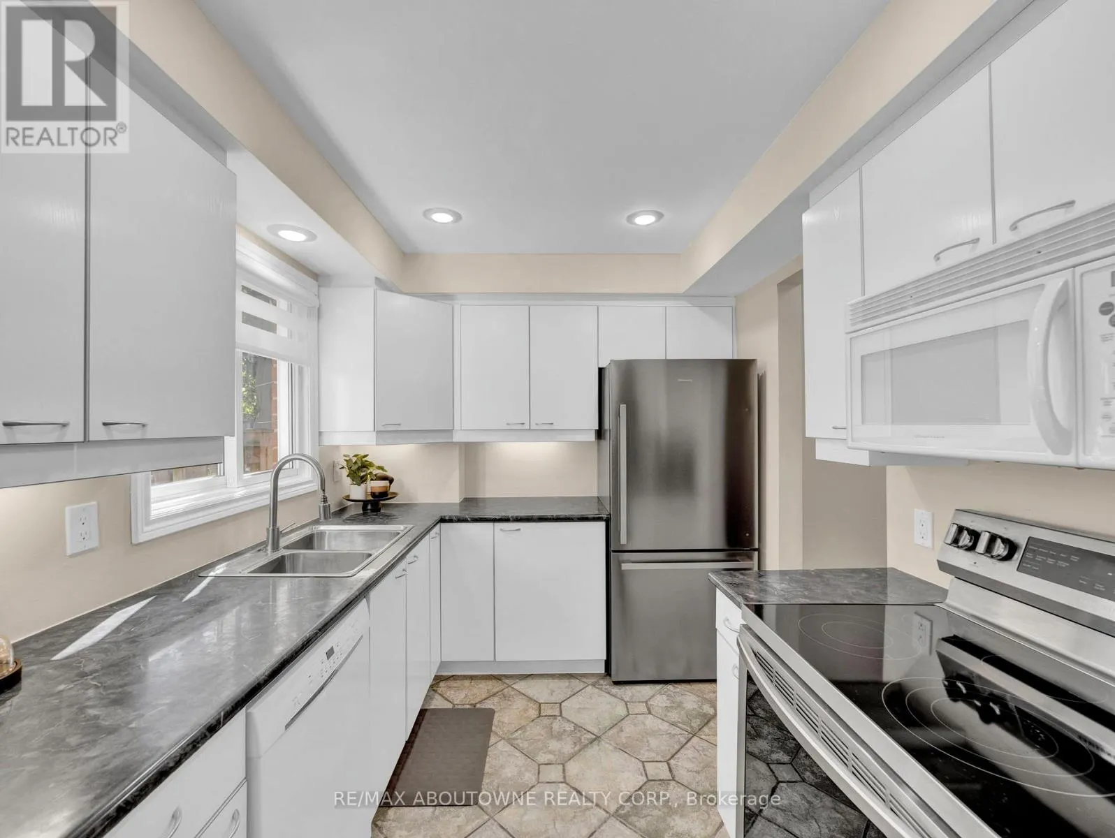 3 - 371 BRONTE STREET S