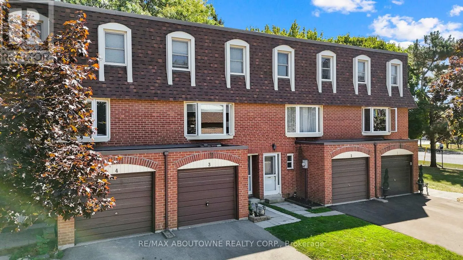 3 - 371 BRONTE STREET S