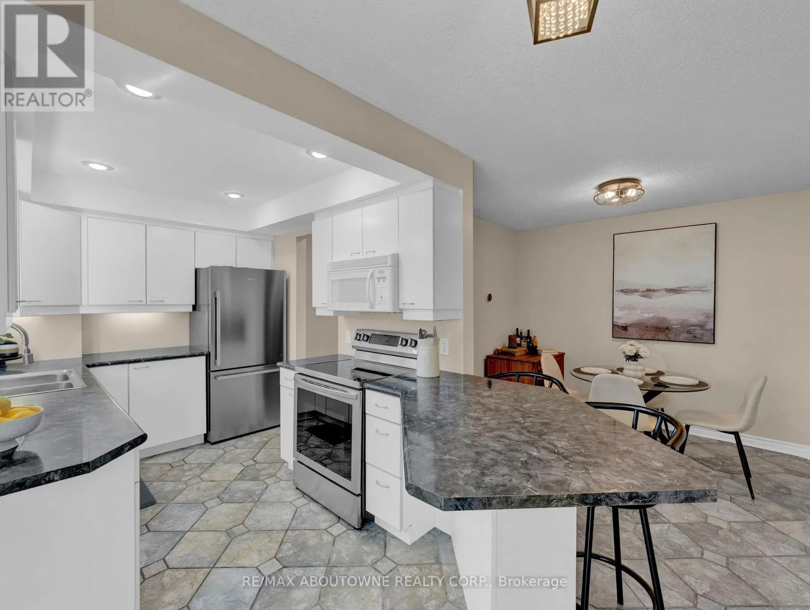 3 - 371 BRONTE STREET S