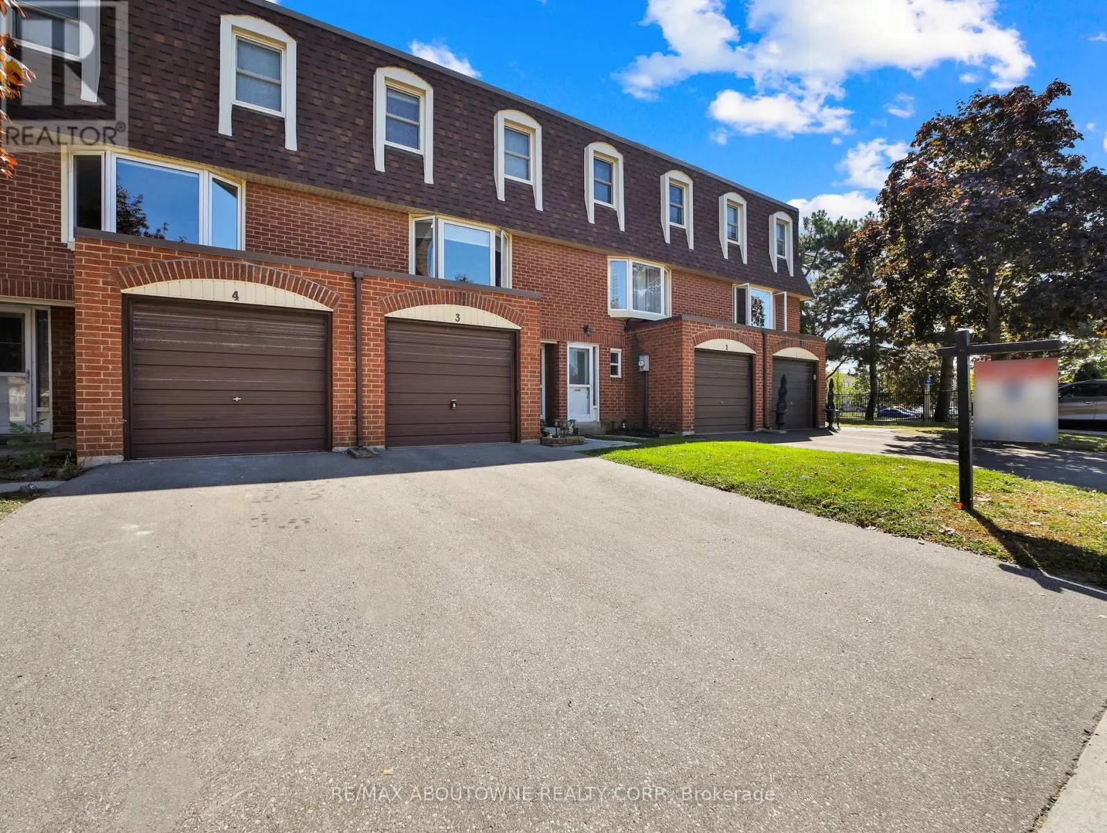 3 - 371 BRONTE STREET S