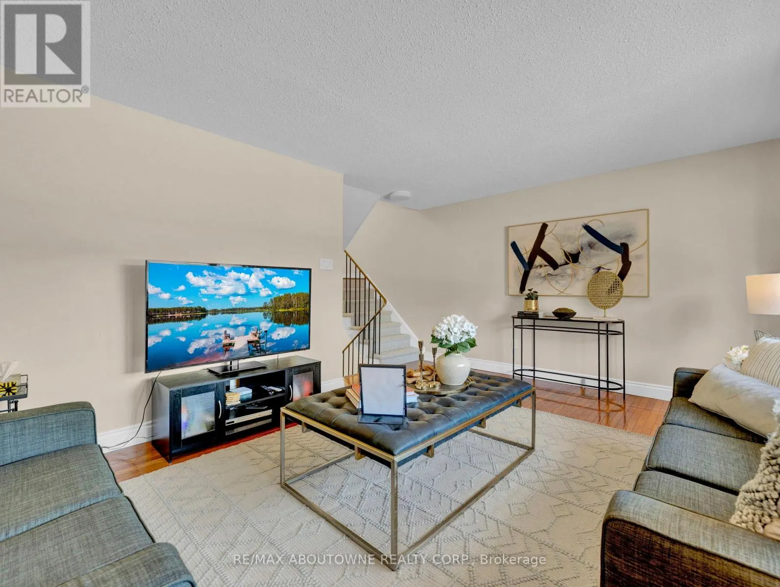3 - 371 BRONTE STREET S