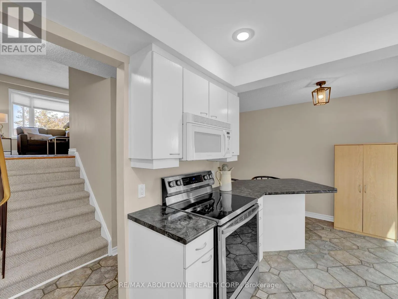 3 - 371 BRONTE STREET S