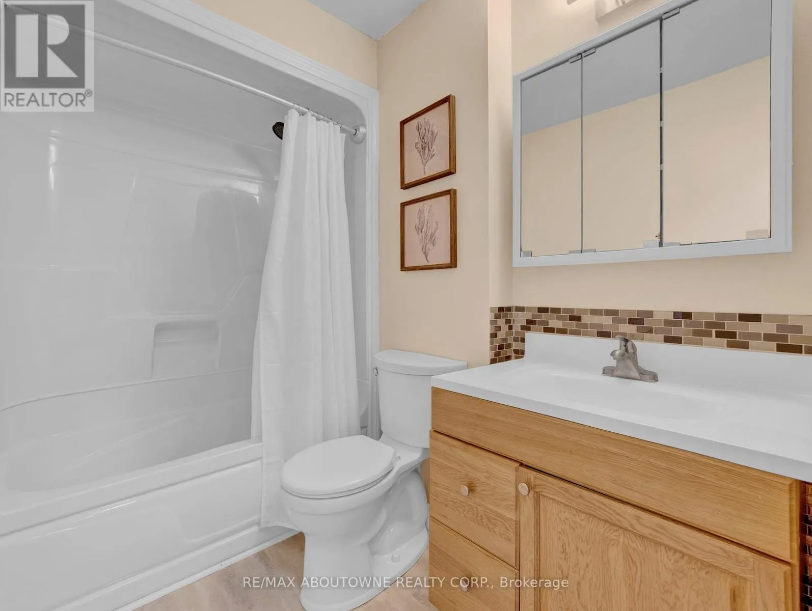 3 - 371 BRONTE STREET S