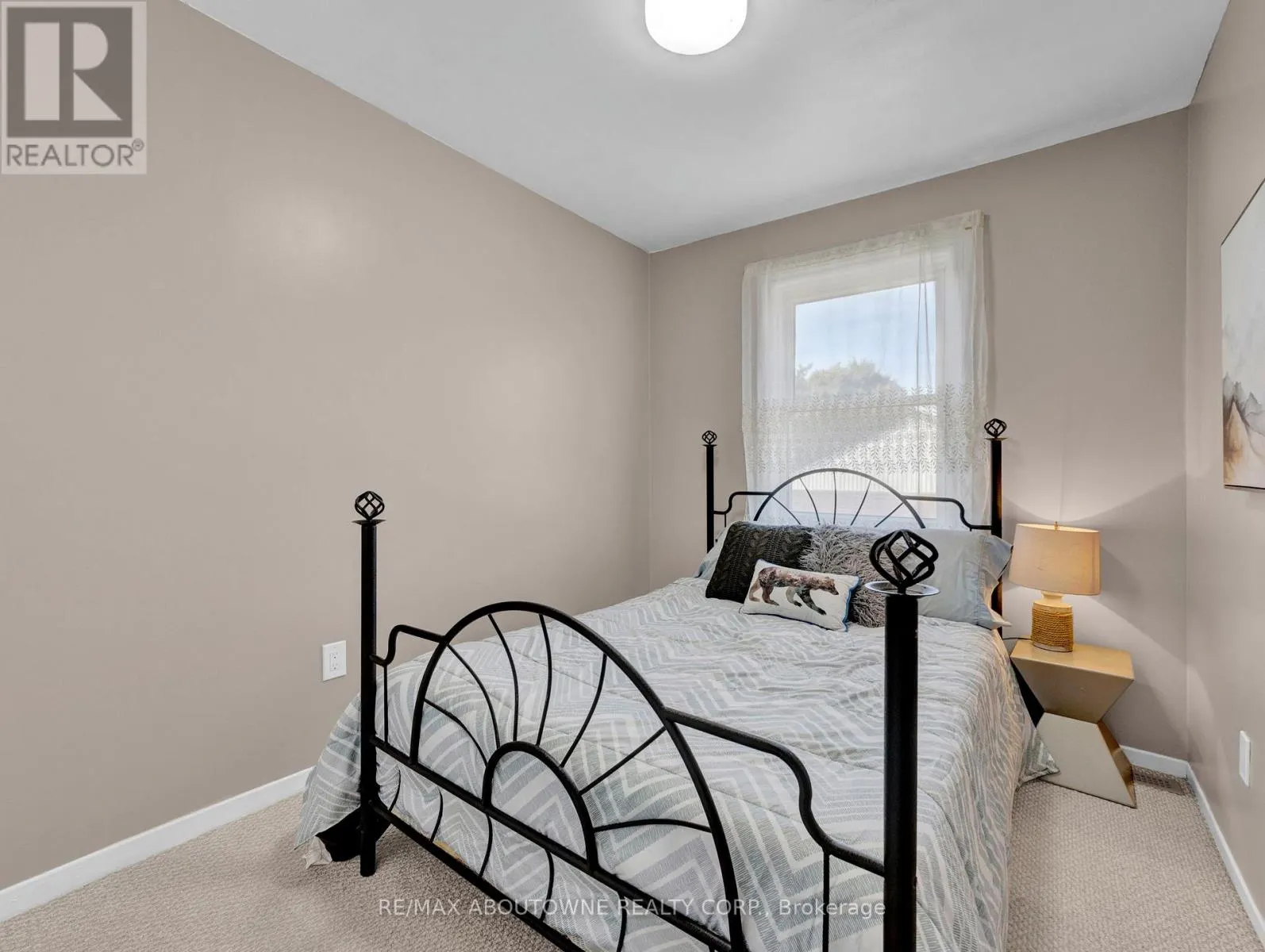 3 - 371 BRONTE STREET S