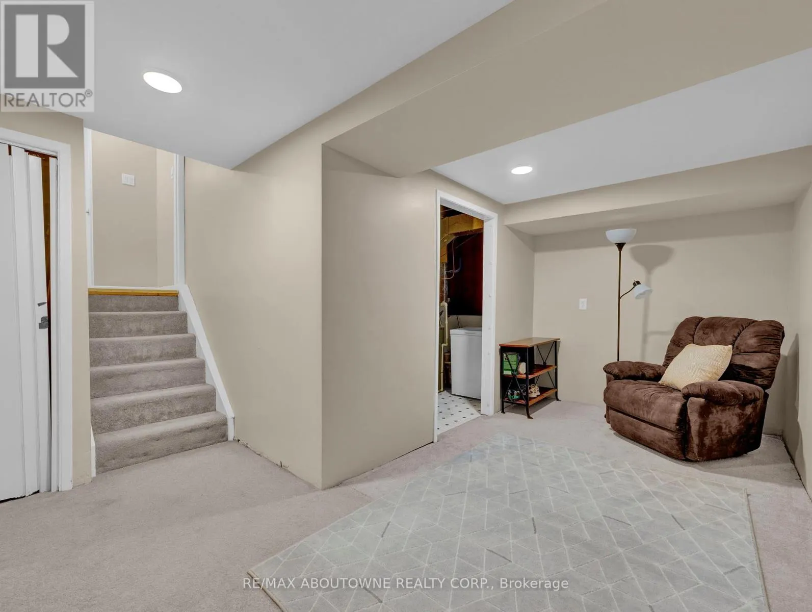 3 - 371 BRONTE STREET S