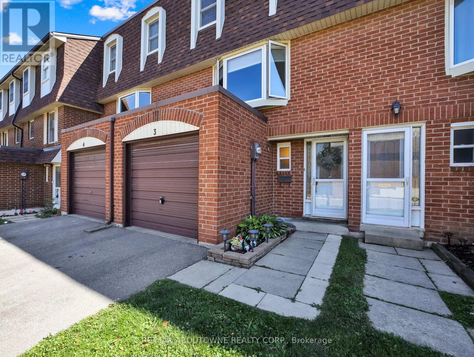 3 - 371 BRONTE STREET S