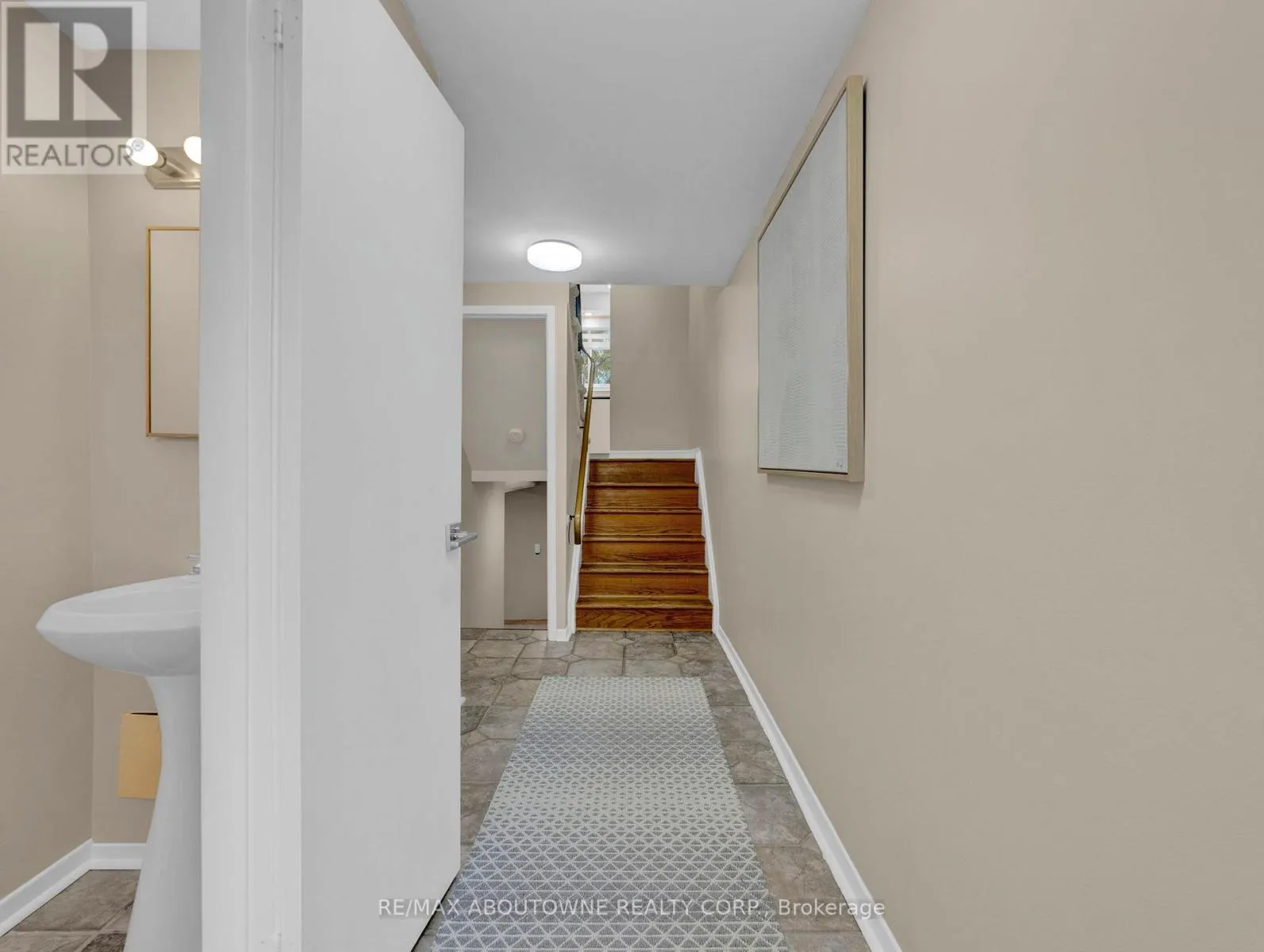 3 - 371 BRONTE STREET S