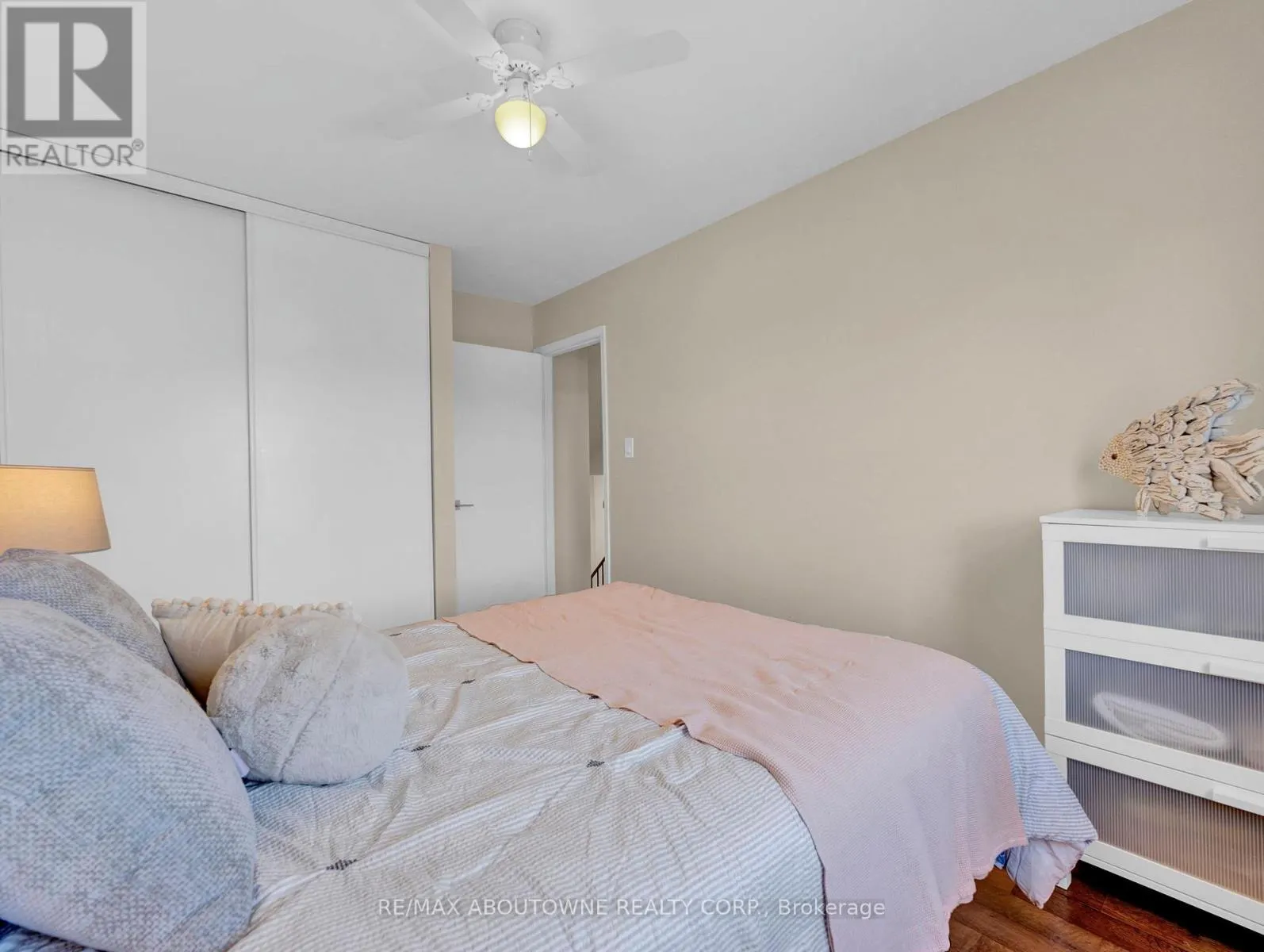3 - 371 BRONTE STREET S
