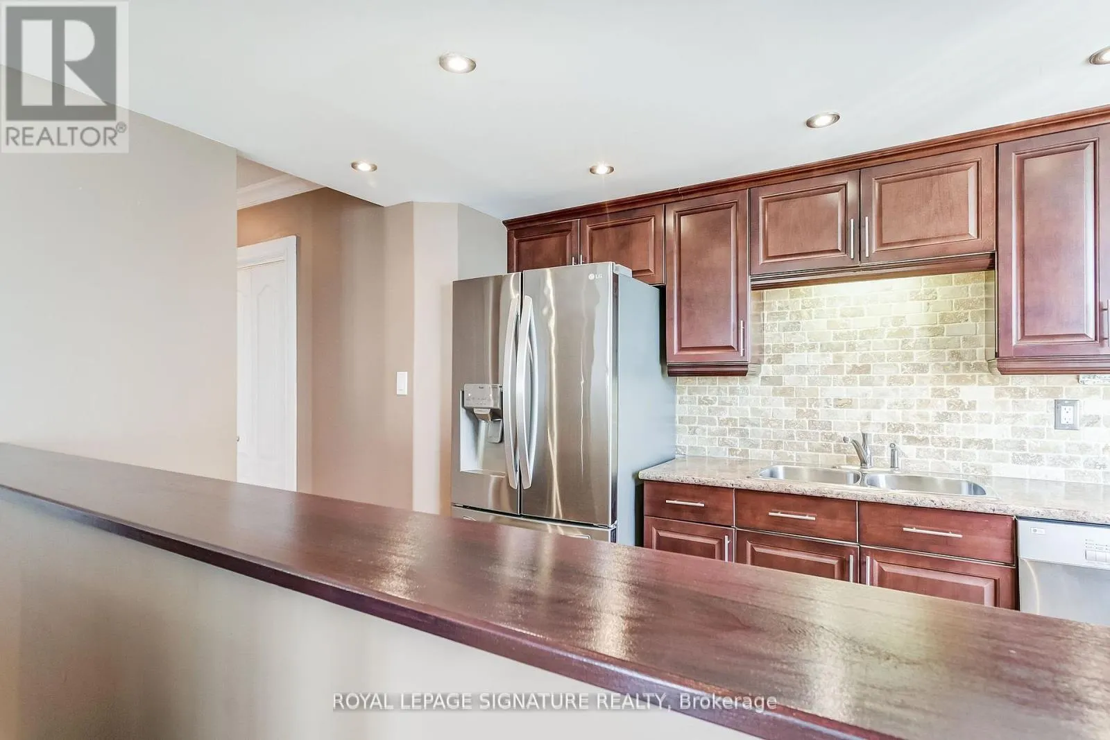 1105 - 75 KING STREET E