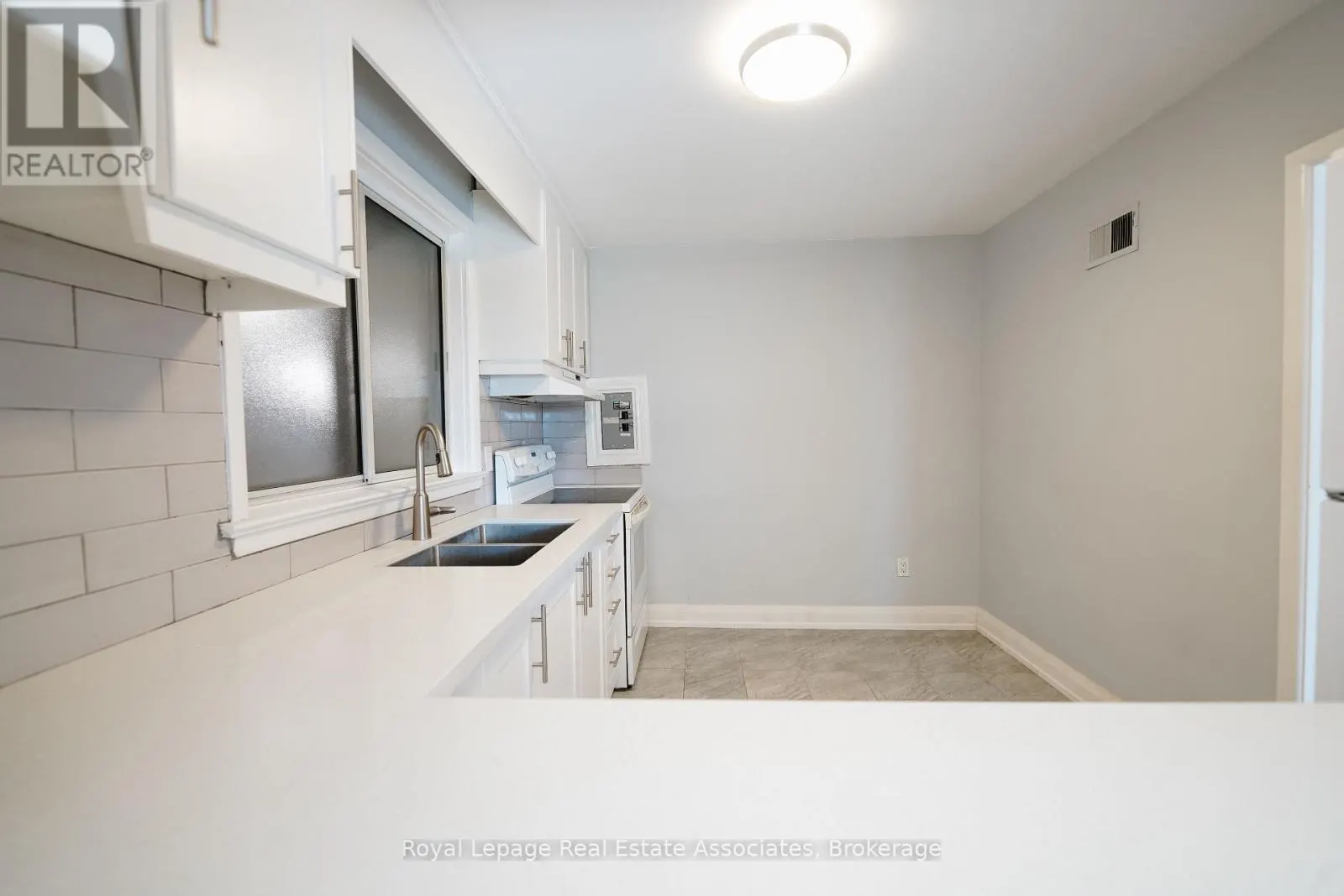 UPPER - 11 MISSISSAUGA ROAD N