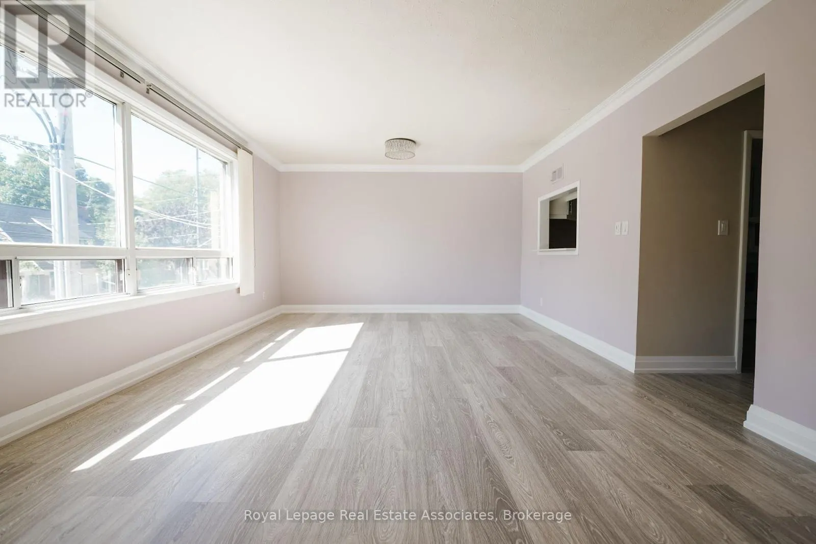 UPPER - 11 MISSISSAUGA ROAD N