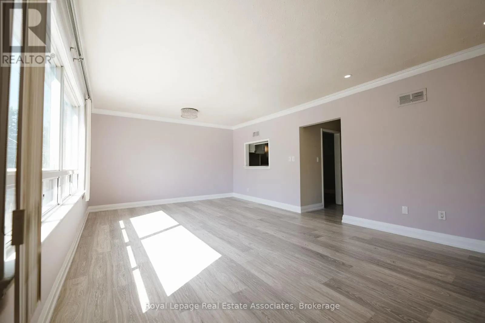 UPPER - 11 MISSISSAUGA ROAD N