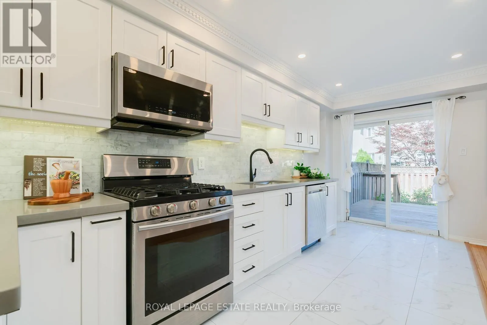 435 STONETREE COURT