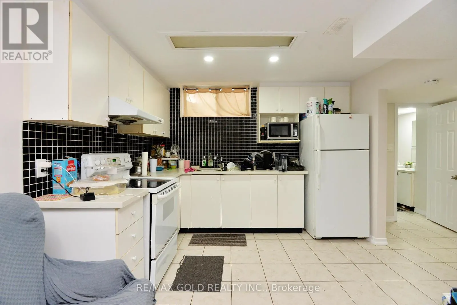 1 BLAKETON COURT