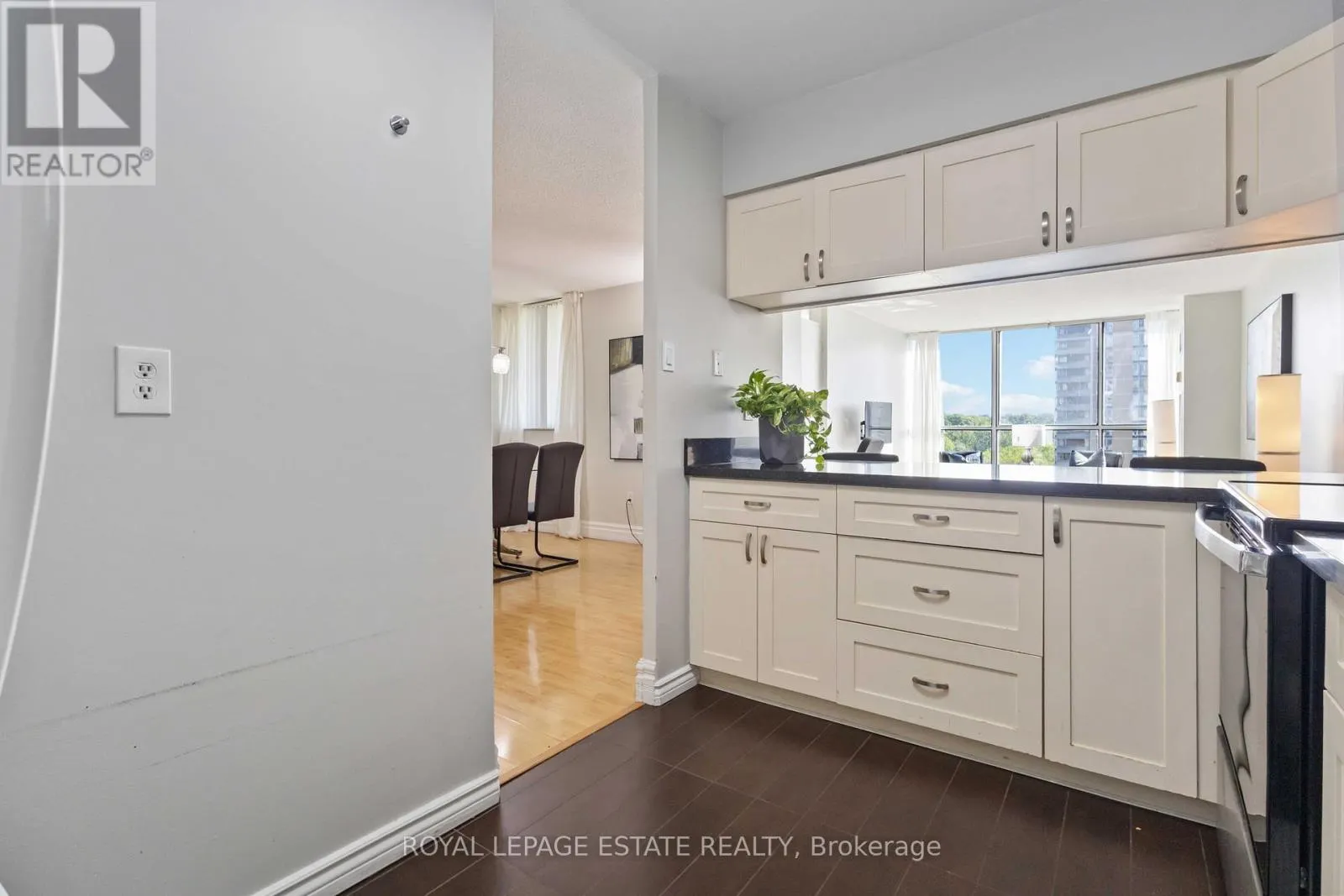 711 - 10 MARTHA EATON WAY