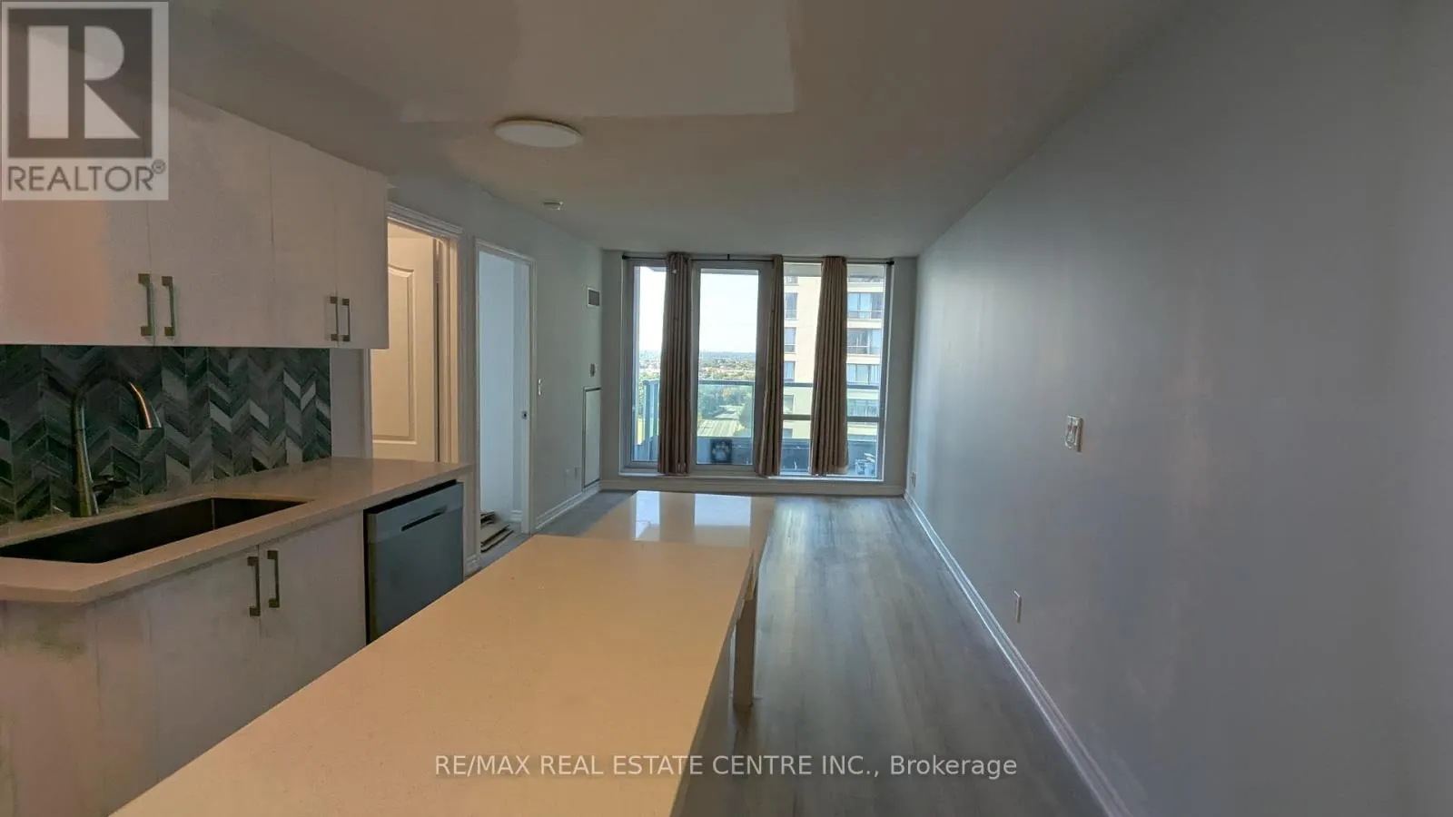 1603 - 33 ELM DRIVE W