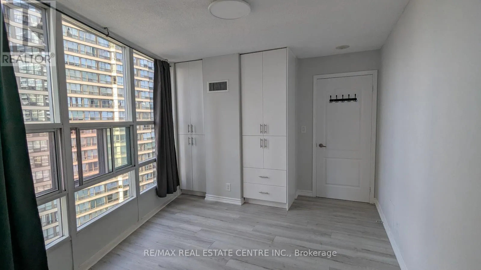 1603 - 33 ELM DRIVE W