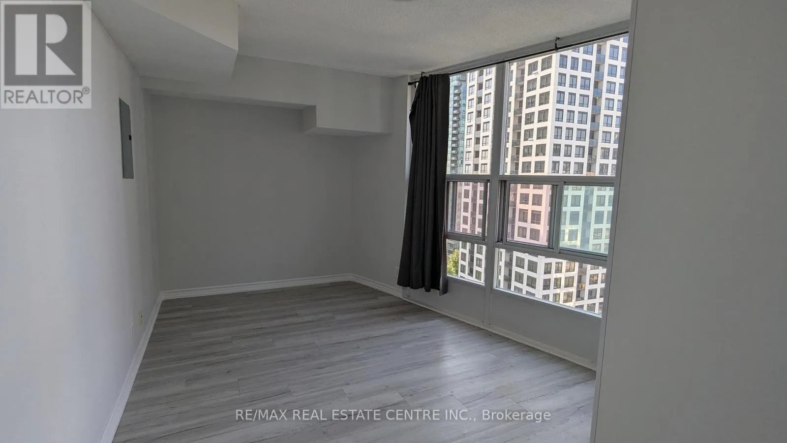 1603 - 33 ELM DRIVE W